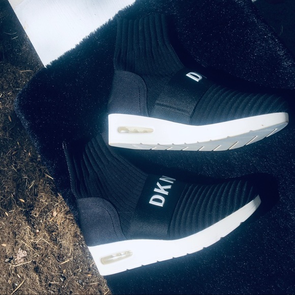 DKNY size 7 Women’s Booties Black/White - Picture 3 of 6